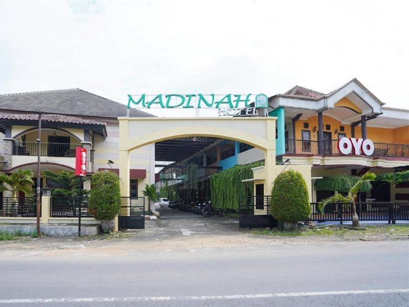 Oyo 2715 Hotel Madinah Syariah Pamekasan Exterior foto