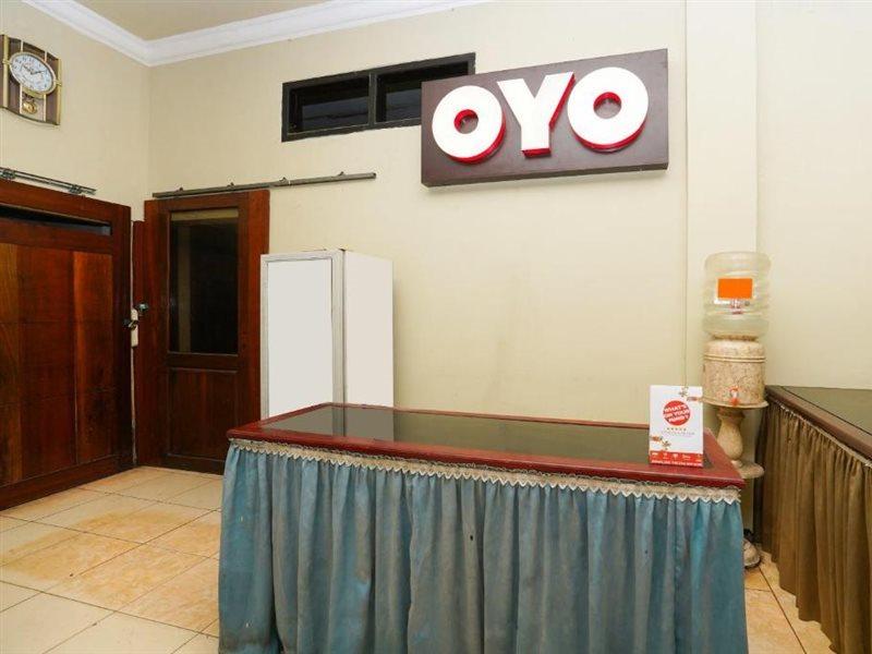 Oyo 2715 Hotel Madinah Syariah Pamekasan Exterior foto