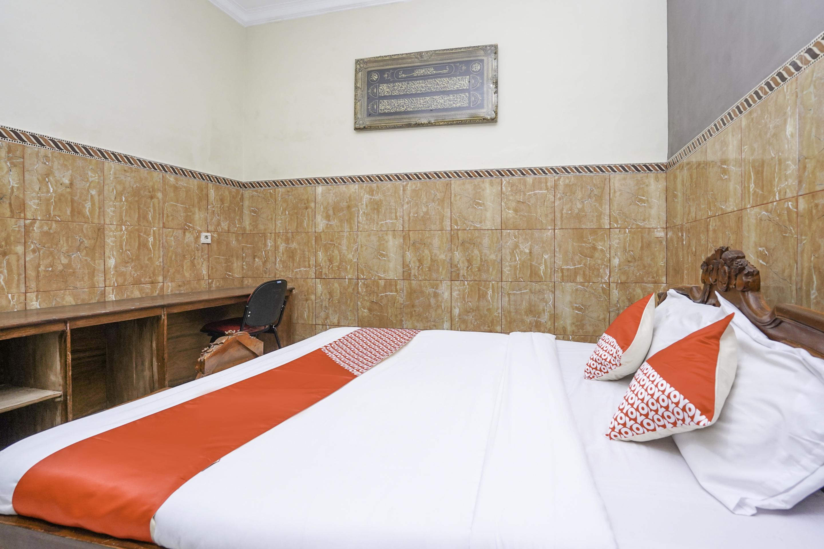 Oyo 2715 Hotel Madinah Syariah Pamekasan Exterior foto