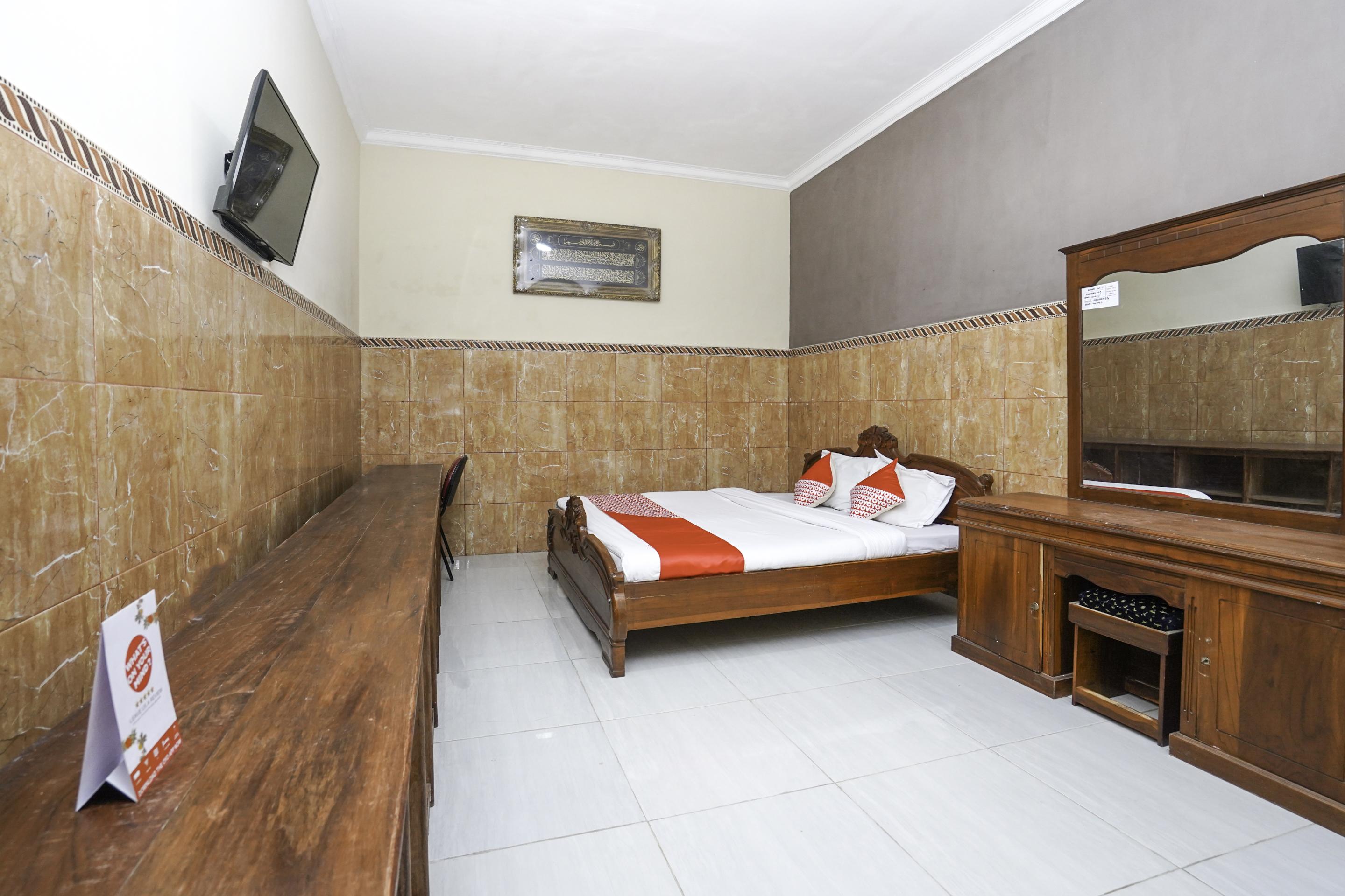 Oyo 2715 Hotel Madinah Syariah Pamekasan Exterior foto