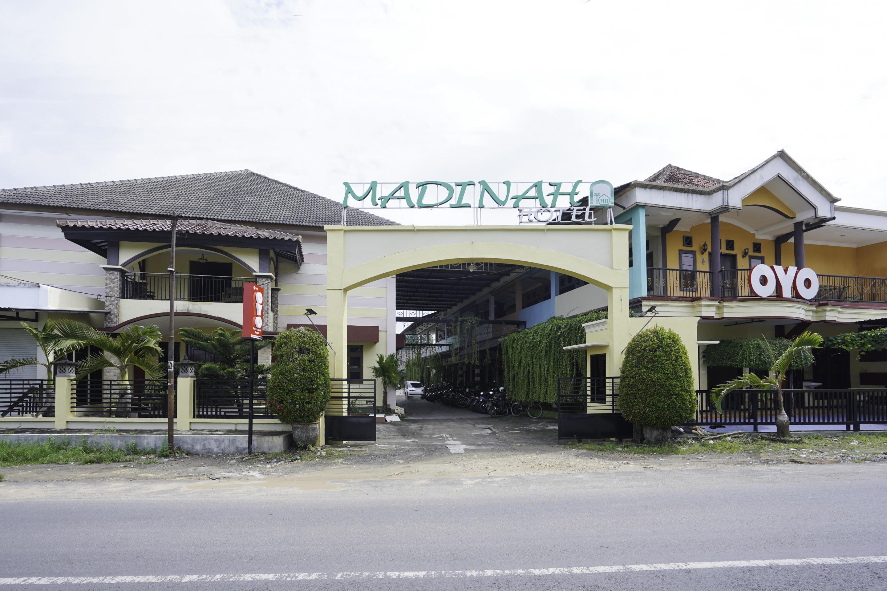 Oyo 2715 Hotel Madinah Syariah Pamekasan Exterior foto