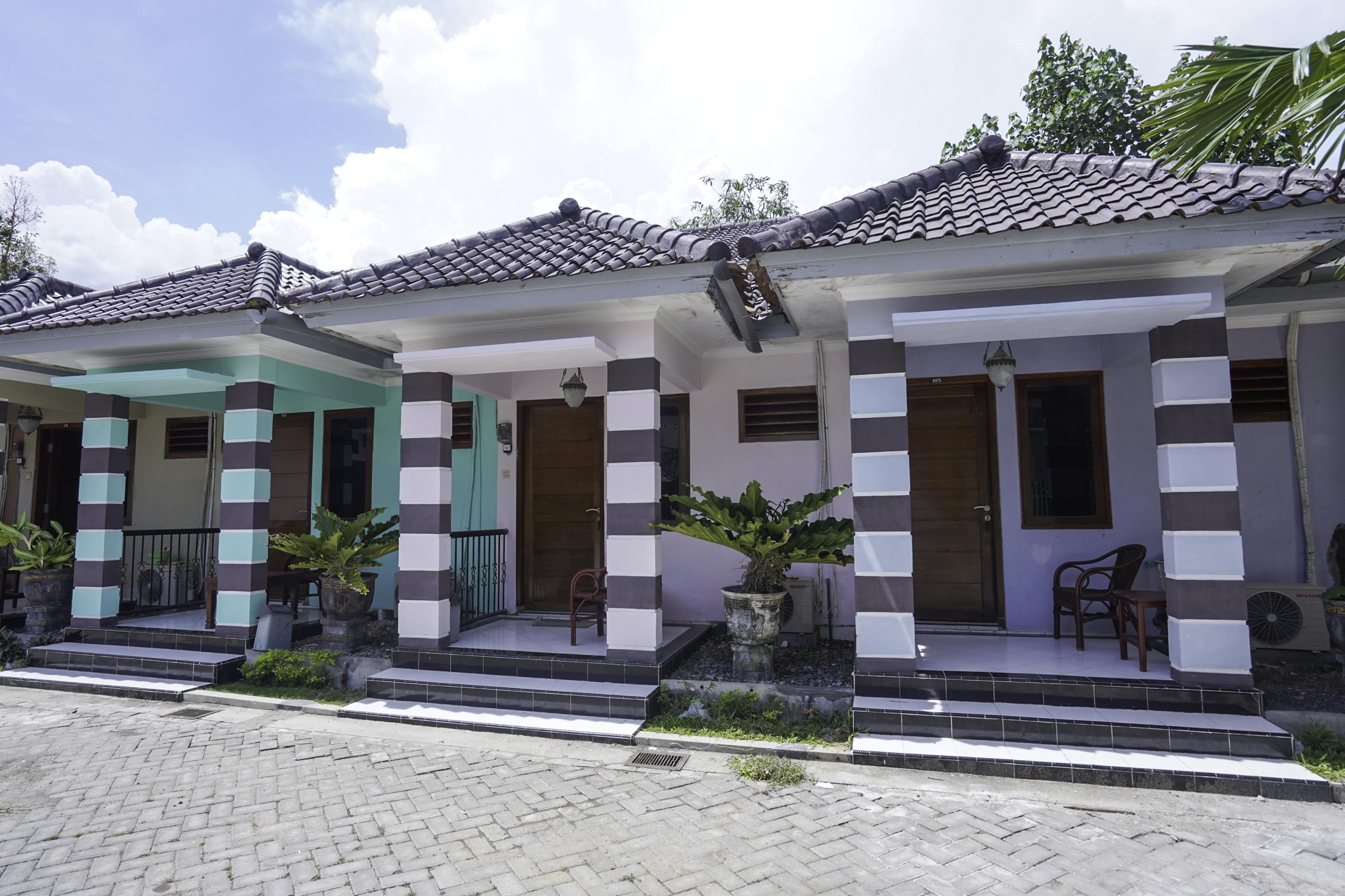Oyo 2715 Hotel Madinah Syariah Pamekasan Exterior foto