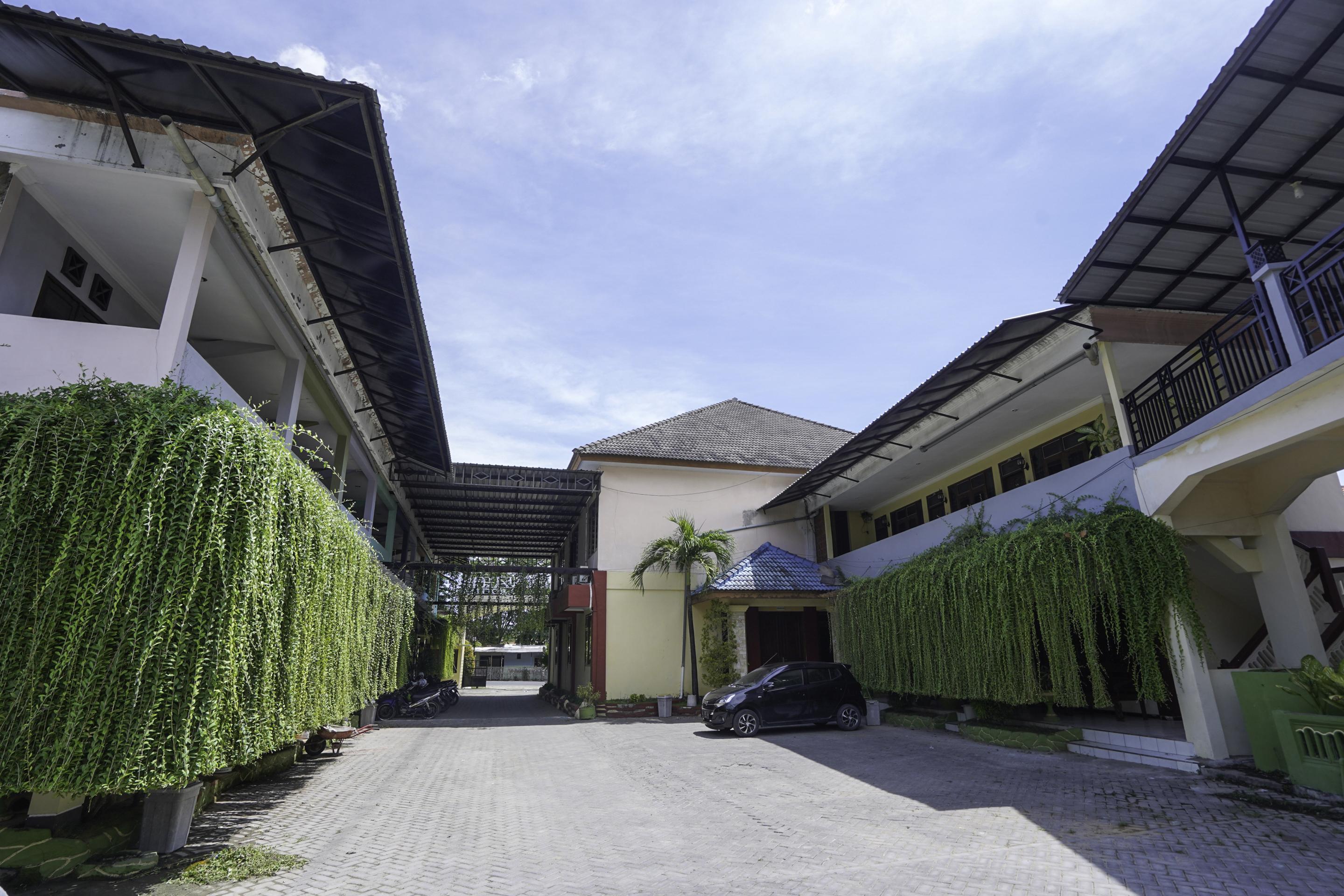 Oyo 2715 Hotel Madinah Syariah Pamekasan Exterior foto