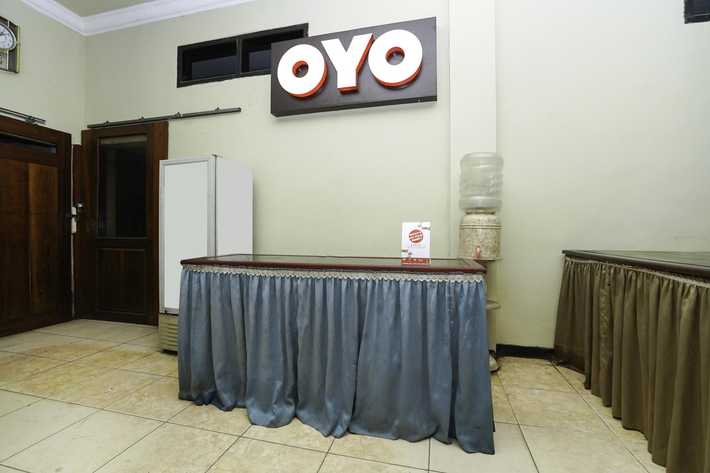 Oyo 2715 Hotel Madinah Syariah Pamekasan Exterior foto