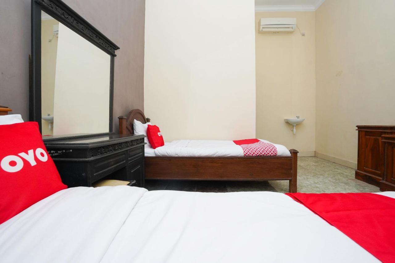 Oyo 2715 Hotel Madinah Syariah Pamekasan Exterior foto